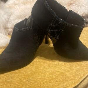 Bandolino size 9 ; 3inch heel bootie
